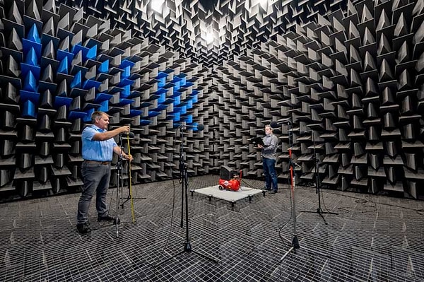 South Bank Üniversitesi’nin Anechoic Chamber’ı, dünyanın en sessiz yeri olarak biliniyor. Bu odada sesler negatif desibel seviyelerinde ölçülüyor ve içeride fazla kalmanın insan psikolojisi üzerindeki etkileri nedeniyle ziyaretçilere 45 dakikadan uzun süre içeride kalmamaları öneriliyor.