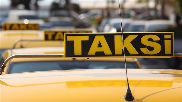 Karayolları Trafik Yönetmeliğinde yapılan değişiklikle, taksi ve taksi dolmuş tipi araçlarda kamera ve acil durum butonu olma zorunluluğu getirildi.