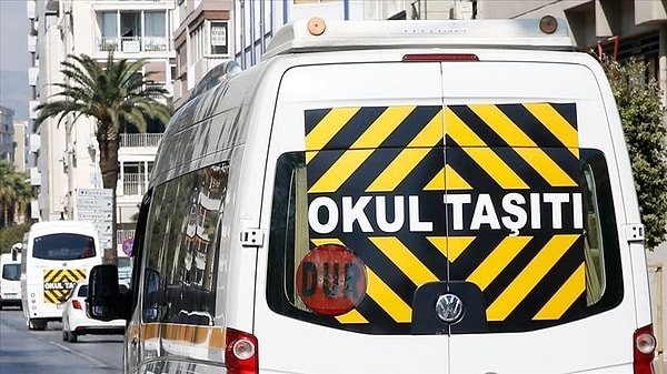 Okul Servis Araçları Yönetmeliğinde yapılan değişikler ile ise D sınıfı sürücü belgesi için en az iki yıllık, D1 sınıfı sürücü belgesi için en az beş yıllık sürücü belgesine sahip olma şartı aranacak.