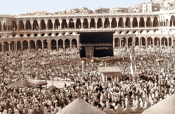 Padişahlar, fiziksel olarak hacca gitmeseler de saçlarını göndermek gibi oldukça özel bir uygulamaya sahipti. Berberbaşı, padişahın saçlarını özenle keser, bu saçlar gümüş bir leğende yıkanır ve buhurlarla tütsülenirdi.