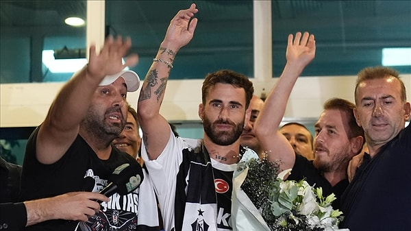 Beşiktaş, transfer sezonuna hızlı bir giriş yaptı. Rafa Silva transferiyle başlayan sürece birçok isim eklenerek Beşiktaş, Avrupa maçlarına yeni transferleriyle çıkabildi.