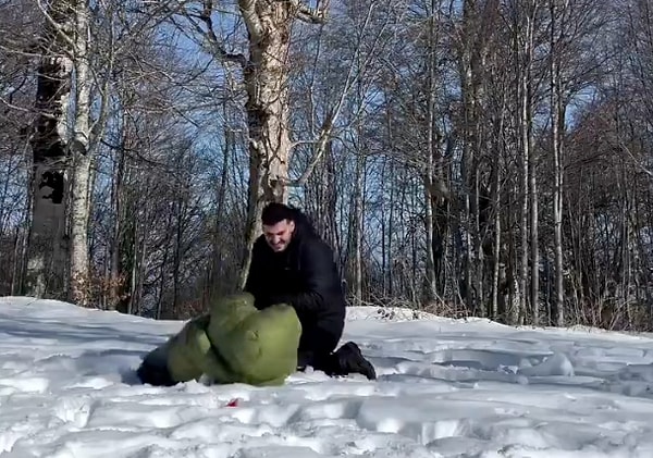 Kız arkadaşını karlar arasına bıraktıktan sonra cebindeki yüzüğü çıkaran genç adam, "Zeyno bana bak, benimle evlenir misin?" dedi. Erkek arkadaşının teklifi karşısında büyük şaşkınlık yaşayan genç kadın yüzüğü parmağına taktıktan sonra bayılma numarası yaptı.