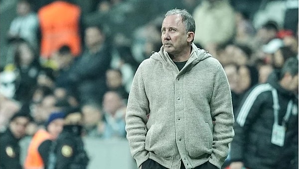 "Konu artık futbolun çok dışında" diyen Sergen Yalçın, "Başkan da bana Mayıs'a kadar götüreceğini söyledi ama Mayıs'a kadar bu iş gidecek mi bakalım, bu sistem sağlıklı değil.Hayalcilik bu" dedi.