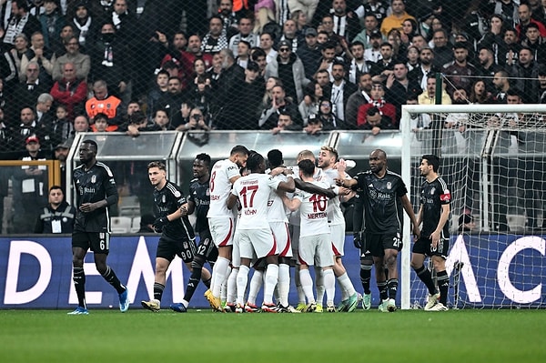 Mart ayı Galatasaray için kritik Beşiktaş virajının geçilmesiyle başladı ve ardından hatasız bir ay daha kapatıldı. Kasımpaşa maçında sallandılar ama yıkılmadılar.