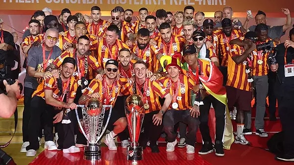 Galatasaray bir Mayıs'ı daha şampiyon tamamladı. 102 puanla şampiyon olan Galatasaray bir kez daha taraftarını sevince boğdu.