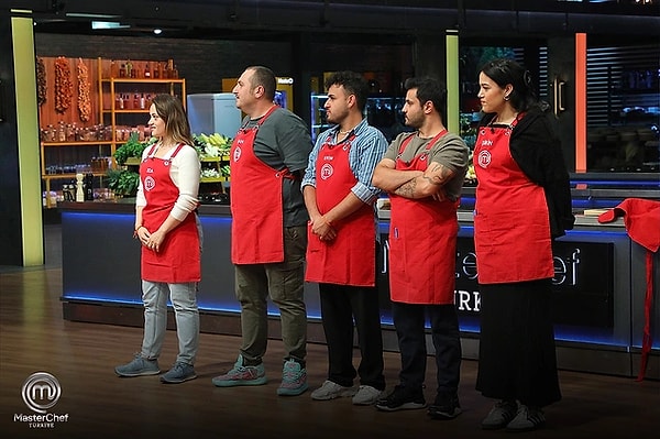 1. MasterChef'te son 10 yarışmacı finalist olmak için büyük mücadele veriyordu. Birbirinden güzel ve zorlu yemeklerin yapıldığı yarışmayla ilgili pek çok iddia ortaya atıldı. Elenecek yarışmacıların önceden belli olduğu söylenen yarışmada iddialar doğru çıkmadı. MasterChef'in sevilen yarışmacılarından biri bu hafta elendi.