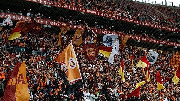 Galatasaray'da sezon başında karaborsa bilet iddiaları gündeme bomba gibi düşmüştü. Fatih Altaylı başta olmak üzere birçok gazeteci konuyla ilgili bilgilerini paylaşmış ve Galatasaray'da dışarıya kapalı bir divan toplantısı yapılmıştı.