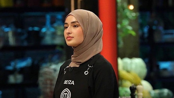 1. MasterChef Türkiye'de finalist olmak için mücadele veren 9 yarışmacı kaldı. Sezonun başından bu yana en çok konuşulan isimlerden biri olan Beyza, daha önce yüzünün yanması sebebiyle herkesi korkutmuştu. Bir süre yanık tedavisi gören yarışmacı, MasterChef'e ara vermişti. Sevilen yarışmacı izleyenleri ve yarışmacıları bir kez daha korkuttu. Fragmanda bir anda yere yığıldığı görülen Beyza'ya ne olduğu henüz bilinmiyor.