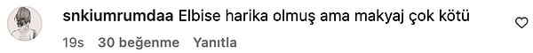 Afra Saraçoğl'nun göz alıcı kombini geçer not alsa da makyajı ve saçları sosyal medya kullanıcılarının değerlendirmesiyle sınıfta kaldı.