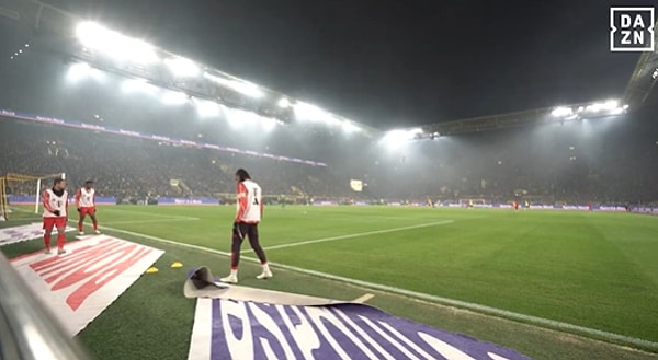 Maçın sonların doğru, Bayern Münih'in 22 yaşındaki Fransız futbolcusu Michael Olise kenarda ısınmaya başladı.