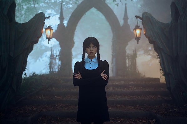 Belki elimizde tam net bir tarih yok ama 'Wednesday'den yeni görseller sosyal medyaya düşmeye başladı bile. Netflix, Jenna Ortega tarafından canlandırılan Wednesday Addams'ın bir görselini paylaştı. Paylaşıma dizinin hayranlarından birbirinden ilginç tepkiler geldi.