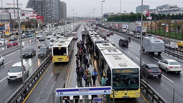 İstanbul'da metrobüste bugün yürekleri ağza getiren bir kaza meydana geldi.