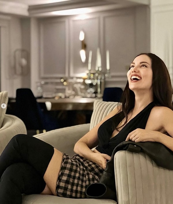 Geçtiğimiz saatlerde de yine benzer bir senaryo yaşandı. Fahriye Evcen'in evinin salonunda kraliçe edasıyla verdiği pozları X'te yeniden gündem oldu.