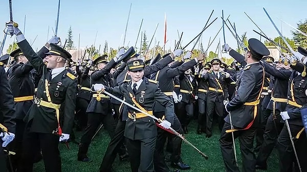 Kara Harp Okulu’nda düzenlenen mezuniyet töreninde kılıçlarını çatarak yemin eden 5 teğmen, ihraç isteğiyle Yüksek Disiplin Kurulu’na sevk edilmişti. TSK’dan ihracı istenen teğmenler arasında, dönem birincisi olan Teğmen Ebru Eroğlu da yer alıyordu. Yüksek Disiplin Kurulu’nun, teğmenlerin dosyasını görüşmeyerek yeniden sınıf okullarına gönderdiği iddia edildi. Teğmenlerin TSK’dan ihraç edilebilmesi için, sıralı amirlerinin “olumsuz kanaat” vermesi gerekiyormuş.