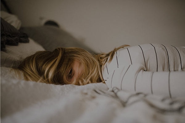 Herkesin başına gelebilecek bir durum değil mi? Gece yarısı kalkıp soğuk banyoya gitmek zorunda kaldığınızda, geri dönüp tekrar uykuya dalmak daha da zorlaşır. Ama Heather’ın yöntemi, bu zorluğu aşmanız için bir anahtar olabilir.