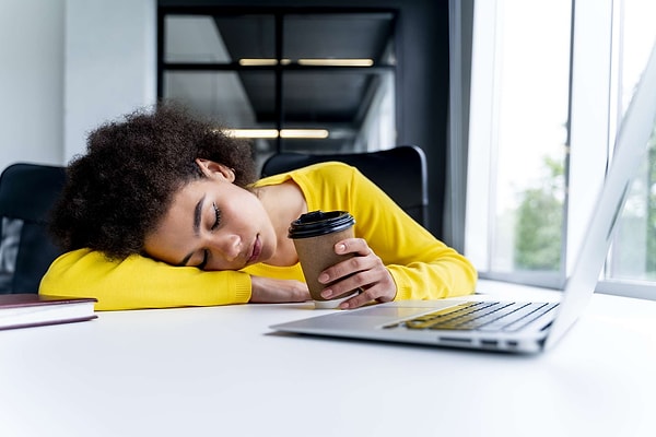 Bu hissin adı “postprandial somnolence” yani yemek sonrası uyku hali. Bunun birden fazla nedeni olabilir.