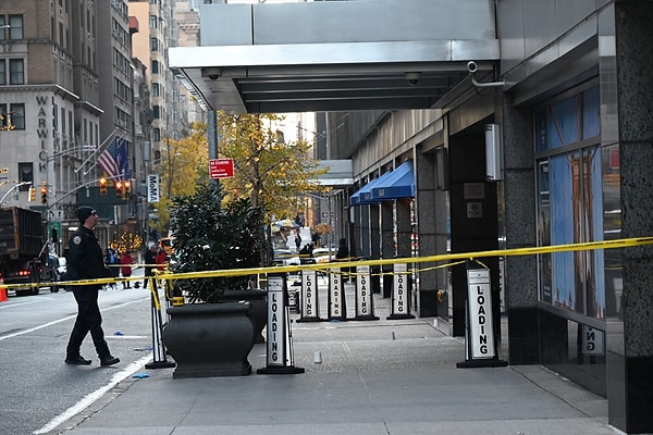 New York'un kalabalık yerlerinden olan Manhattan yarımadasında gerçekleşen olay sonrası polis, güvenlik kamerası görüntüleri ile şüphelinin kaçış yönünü belirledi.