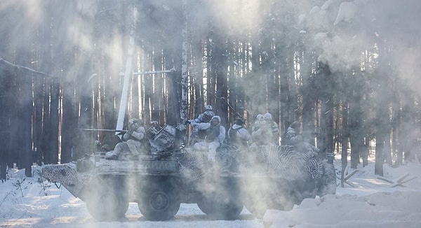 Ukraynalı askerler, Rusya'nın Ukrayna'ya saldırısının ardından, 17 Ocak 2024'te Ukrayna'nın Chernihiv bölgesinde Belarus sınırında sabotaj karşıtı tatbikatlara katılıyor.