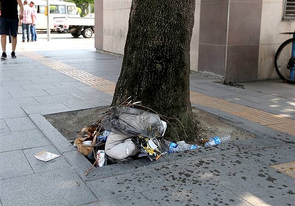 Büyükçekmece Belediye Meclisi'nin Aralık ayı toplantısında Başkanlık makamı teklifi olarak gündeme alınan “Büyükçekmece ilçesi sınırları içerisindeki park, meydan, bulvar, cadde ve sokaklara sigara izmariti, çöp, kuruyemiş kabuğu gibi maddeleri atarak çevreyi kirletenlere idari para cezası uygulanması” şeklindeki gündem maddesi Hukuk ve Tarife Komisyonlarının hazırladıkları rapor doğrultusunda oybirliğiyle kabul edildi.