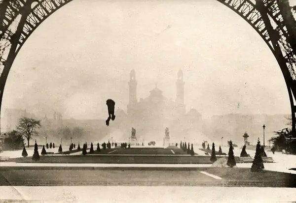 1912 yılının soğuk bir Şubat sabahında, Reichelt tüm dünyaya buluşunu kanıtlamak için Eyfel Kulesi’nin ilk katından atlayacağını duyurdu. Yetkililer, bir kukla ile test yapacağı varsayımıyla izin vermişti.