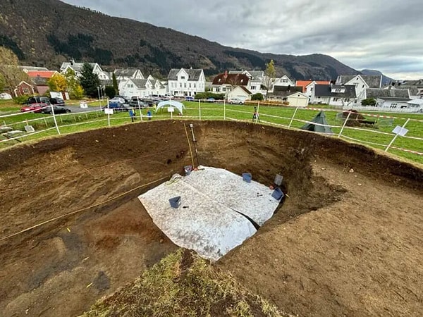 Myklebust isimli gemi Norveç’te şimdiye kadar bulunmuş en büyük Viking gemisiydi. Dokuzuncu yüzyılda yaşamış bir Viking kralına ait olduğu değerlendiren gemiyi 1870’li yıllarda 28 yaşındaki arkeolog Anders Lorange bulmuştu.