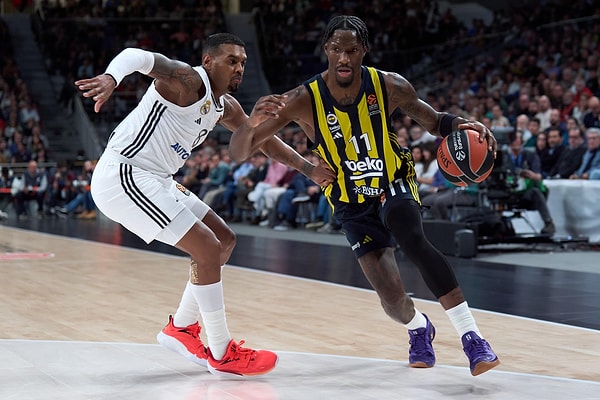 Fenerbahçe'de Nigel Hayes-Davis 33 sayıyla büyük bir katkı verirken, Real Madrid'de Facundo Campazzo'nun 14 sayısı mağlubiyeti engelleyemedi.