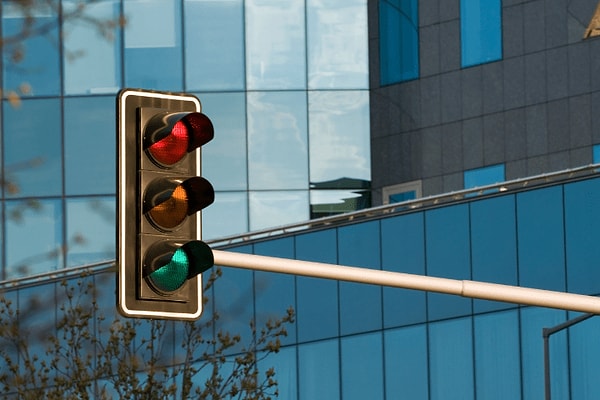 Trafikte karşılaşılan bu yanıp sönen ışıklar, çoğunlukla kavşaklarda, geçiş noktalarında veya tehlikeli bölgelerde görülür. Bu nedenle sürücülerin dikkatli ve sabırlı olması büyük önem taşır.