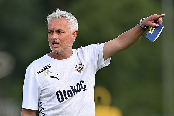 "Kariyerimde 8 lig şampiyonluğu elde ettim. Hepsi de camia olarak birlik olmanın sonucunda yaşandı.'' diyen Jose Mourinho, derbiyle ilgili kritik bir yorumda bulundu. Beşiktaş'a çok büyük saygı duyduğunu ifade eden Mourinho, çok zor bir maç olacağını ve Beşiktaş'ın 10 puan geride olsa da derbiyi kazanmak için elinden geleni yapacağını söyledi.