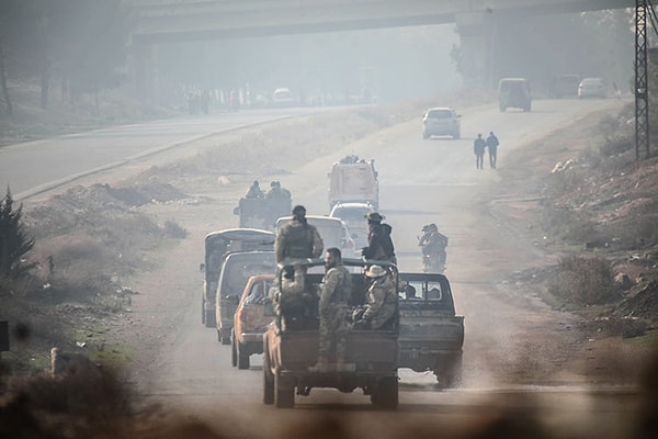 Suriye’de sıcak saatler yaşanıyor. Halep ve Hama, rejim karşıtı grupların eline geçerken muhalifler Humus merkeze girdi.