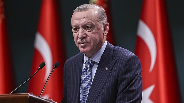 Ekonomist Bayram, Cumhurbaşkanı Recep Tayyip Erdoğan’ın “Vatandaşı enflasyona ezdirmeyeceğiz” sözlerini hatırlattı. Bayram, bu sözlerin asgari ücretin belirlenmesine yön verdiğini kaydetti.