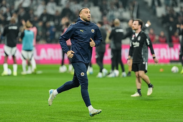 Siyah-beyazlı taraftarlar, Cenk Tosun'a "Pembe tezkere, pembe tezkere, Cenk Tosun'a pembe tezkere!" tezahüratı yaptı.