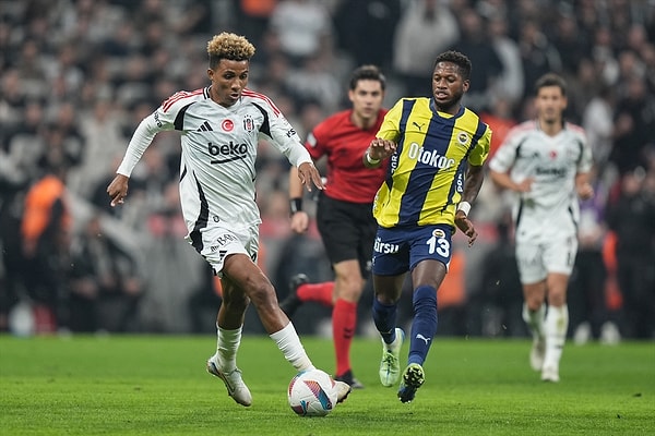 İlk yarı karşılıklı ataklarla geçilse de 0-0 sona erdi. Beşiktaş, Rafa Silva ile karşı karşıya pozisyon kaçırdı; Fenerbahçe'de Tadic'in şutu direkte patladı.