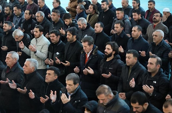 Öğle namazına müteakip kılınan cenaze namazına katılanlar arasında CHP milletvekilleri Mustafa Sarıgül ve Sezgin Tanrıkulu, oyuncu Zekeriya Karakaş gibi isimler de vardı.