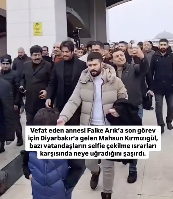 Annesini son yolculuğuna uğurlamak için camiye yürüdüğü anlarda gözyaşlarına hakim olamazken selfie çılgınları yine kendini gösterdi.