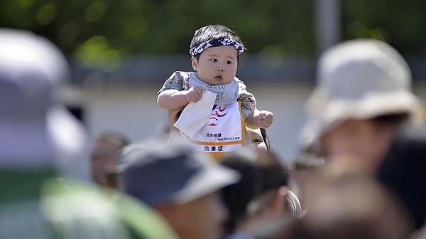 Japonya'da yaşanan nüfus krizi ciddi boyutlara ulaşmış durumda. Ülkede 65 yaş üstü nüfus 36 milyon 227 bine, 75 yaş üstü nüfus 20,08 milyona yükselirken, 0-14 yaş nüfussa 14 milyon 173 bine geriledi.