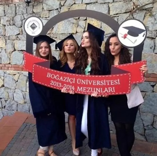 Geçtiğimiz dakikalarda bir Fahriye Evcen detayı daha patladı! Boğaziçi Üniversitesi Tarih bölümünden mezun olan Evcen'in üniversite yıllığı ifşa oldu.