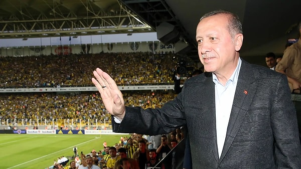 "Her yerde maalesef, siyaset oraya bulaşıyor" diyen Erdoğan, "Türk futbolunda bu kadar kulübümüz var tüm bunlara rağmen başarıya gelince hep dip yapıyorlar" dedi.