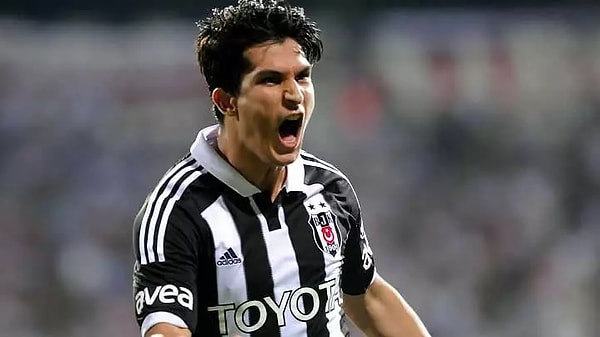 2012'de genç bir futbolcu olarak menemen masasının başında İbrahim Toraman'la menemen yiyen Necip Uysal 12 yıl sonra kaptan olarak yine fotoğraftaydı.