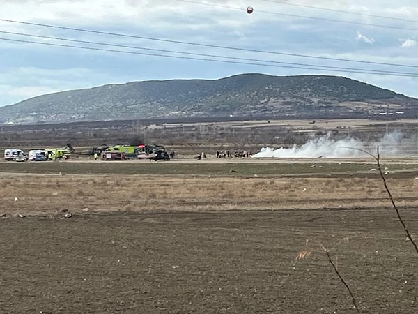 Isparta'nın Keçiborlu ilçe merkezinde bir akaryakıt istasyonunun yanına askeri helikopter düştü.