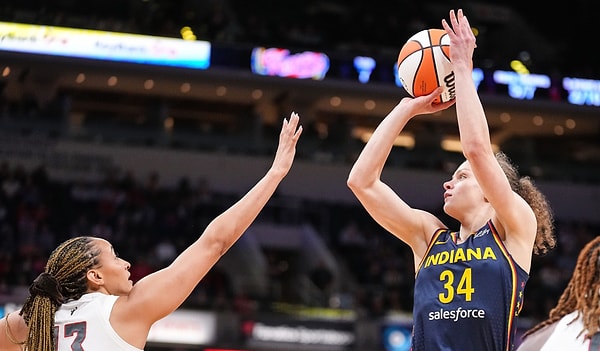 Bitiş düdüğünden sonra da hakeme itiraz eden Berger'e kuralı arkadaşları hatırlatıyor. NBA ve WNBA'de yer alan oyuncuların mola alma hakkının olmayışını Grace Berger de acı bir tecrübe ile öğrenmiş oluyor.