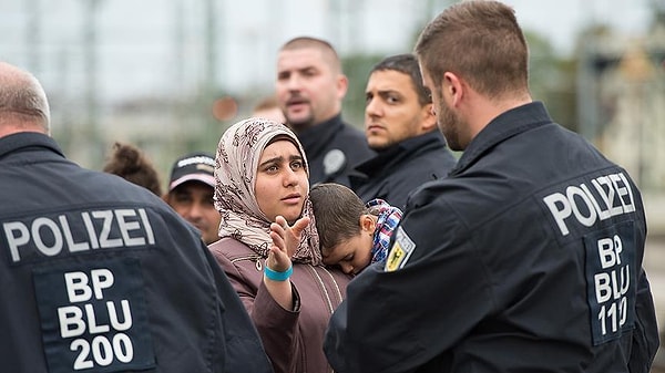 DW Türkçe'nin haberine göre; Almanya’da 23 Şubat’ta yapılacak erken seçimlerden birinci çıkması beklenen Almanya Hıristiyan Birlik Partisi’nden ülkesine dönecek Suriyelilere 1000’er euro ödenmesi teklifi geldi.