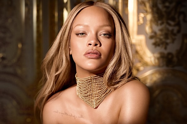 Kendi markasını kurmasının ardından iş insanlığına da bürünen Rihanna, şarkılarıyla global müzik listelerinde tozu dumana katan isimlerden de birisi aynı zamanda. Kendisi ilk çıkış şarkısı olan 'Pon de Play' ile 2005 yılında tanınırlığını elde etmeye başlamıştı.