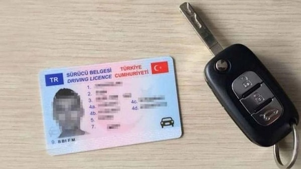 65 yaşını dolduran sürücülerin ehliyetlerini yenilemeleri için 3 yıl yerine 5 yılda bir sağlık raporu almaları gerekecek. Ancak 80 yaşını geçen sürücüler için sağlık kontrolleri 2 yılda bir yapılacak.