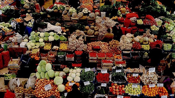 Türkiye her sebzenin, meyvenin yetiştiği bir cennet adeta. Ancak bu cenneti cehenneme çevirmek için neredeyse elimizden geleni yapıyoruz. Sağlıklı olduğunu düşünüp yediğimiz meyve ve sebze hatta baharatlar yurt dışına gönderilen ülkelerde kapıdan gönderiliyor.