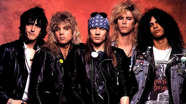 Bu aralar Türkiye'deki rock müzik severleri heyecanlandıran yeni bir konser haberi var. Dünyaca ünlü grup Guns N' Roses yeniden İstanbul'a geliyor.