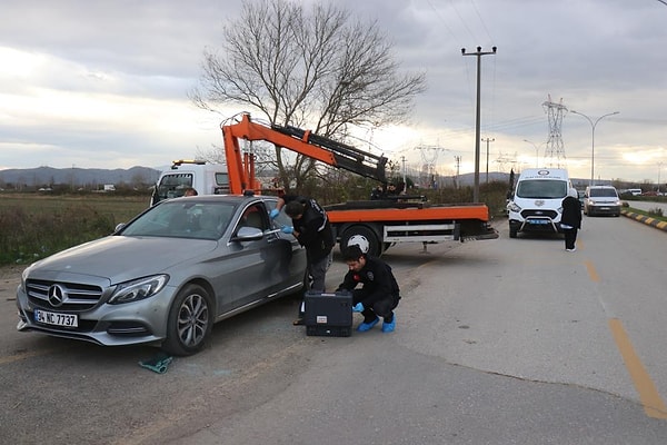 Başına poşet sarılı olarak ölü halde bulunan doktorun kesin ölüm sebebi Adli Tıp Kurumu'nda yapılacak olan incelemenin ardından belli olacak. Olay yerinde yapılan incelemelerin ardından otomobil, bulunduğu yerden kaldırılarak otoparka çekildi.