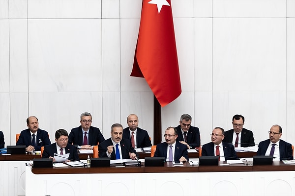 TBMM'de DEM grubundan Fidan'a, "İzlediğiniz 'Kürdofobik' dış politikadan ne zaman vazgeçeceksiniz?" sorusu geldi.