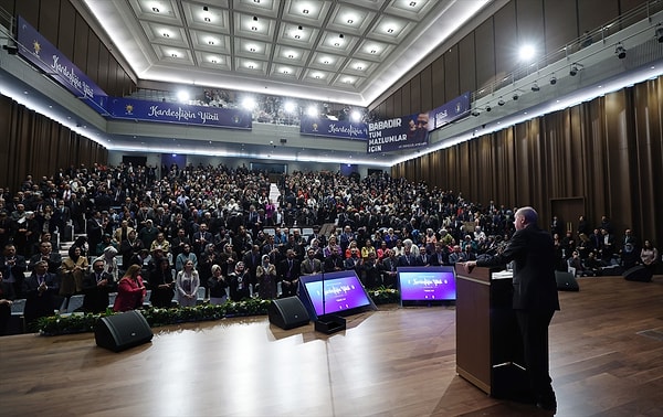 "Sednaya hapishanesi gibi işkence ve ölüm merkezlerine baktığımızda nasıl vahim bir felaketin eşiğinden dönüldüğü buıgün çok daha iyi anlaşılıyor. Eli kanlı Baas rejiminin sona ermesiyle inşallah Suriye'de huzura ve güvenliğe giden yolun kapıları açılmıştır. Suriye'de barış ortamı kök saldıkça gönüllü geri dönüşlerin sayısı zamanla artacaktır.”