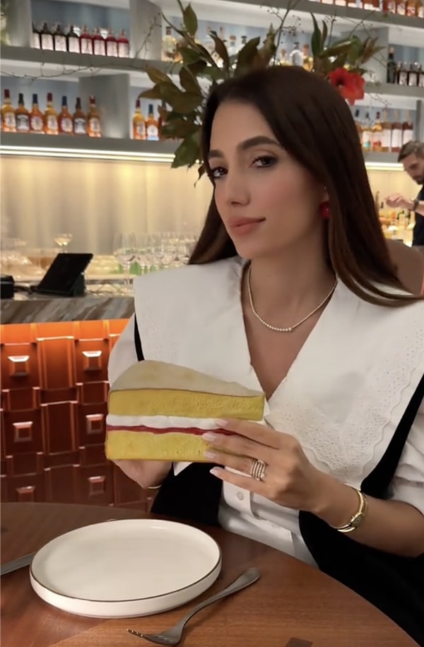 Araz bu sefer de "Çantamda ne var? Bir çift kiraz küpe ve bolca nasihat 😁🍰" notuyla paylaştığı TikTok videosundaki dilim pasta şeklindeki çantasıyla dikkat çekti.