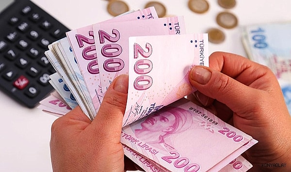 En düşük emekli maaşının 15.000 liraya kadar yükseleceğini ifade eden Karakaş, 15.000 liranın üzerine çıkılmasının mümkün olmadığının altını çizdi. Karakaş, kök maaşı yüksek olanlarla düşük olanların aynı zam oranı alacağına da dikkat çekti.